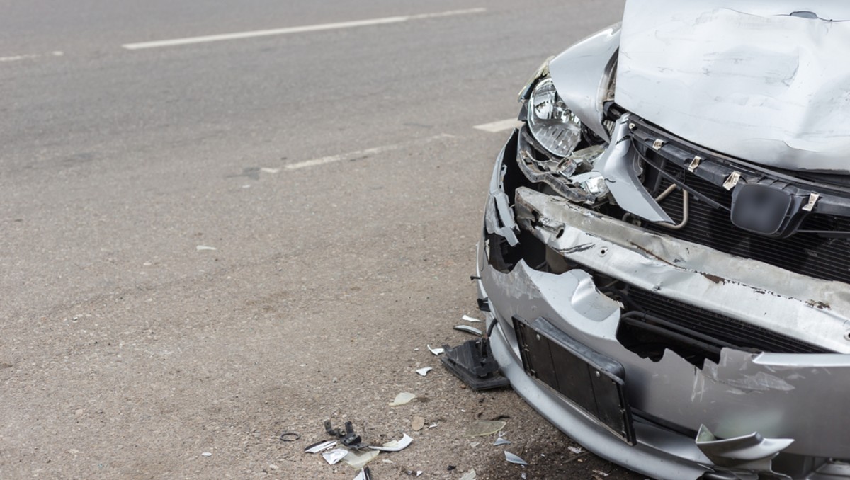 León: fuerte choque contra poste deja daños materiales | Especial