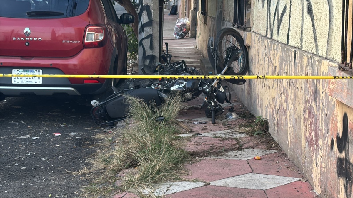 Así quedó la motocicleta de una de las víctimas de esta madrugada en Guadalajara (Foto: Roberto Hurtado)