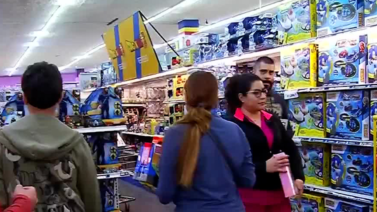 Padres compran juguetes para sus niños en Monterrey, Nuevo León