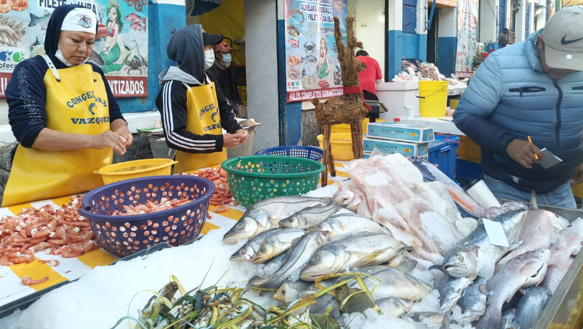 Poblanos hacen compras de última hora en calle de mariscos y pescados | Nancy Camacho