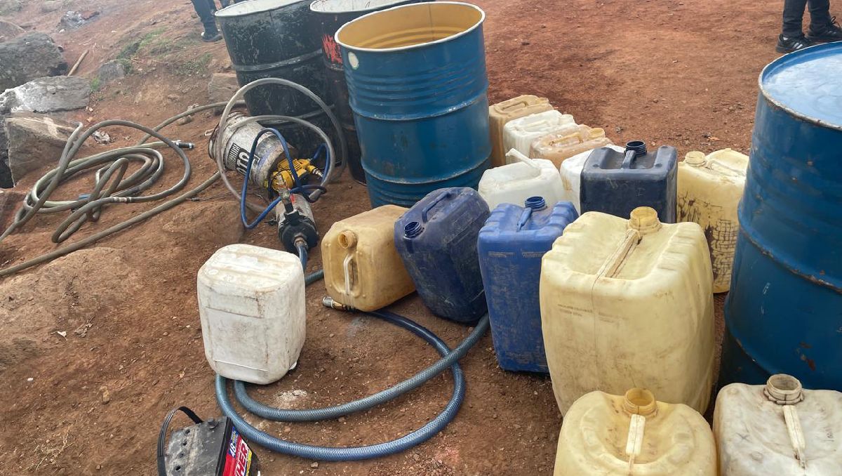 En los predios cateados se localizaron tambos y bombas hidráulicas para el resguardo y trasiego de hidrocarburo. Foto: (Especial)