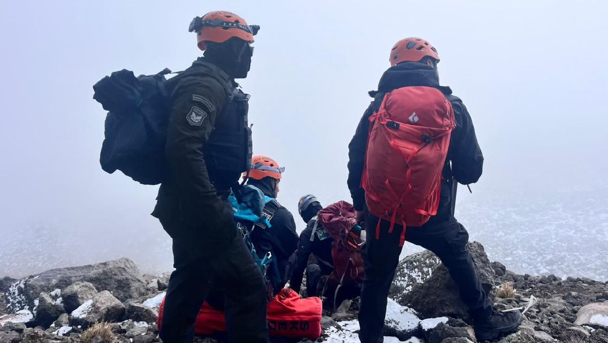 Los rescatistas se enfrentaron a condiciones climáticas complicadas para rescatar el cuerpo del alpinista. Foto: (Especial)