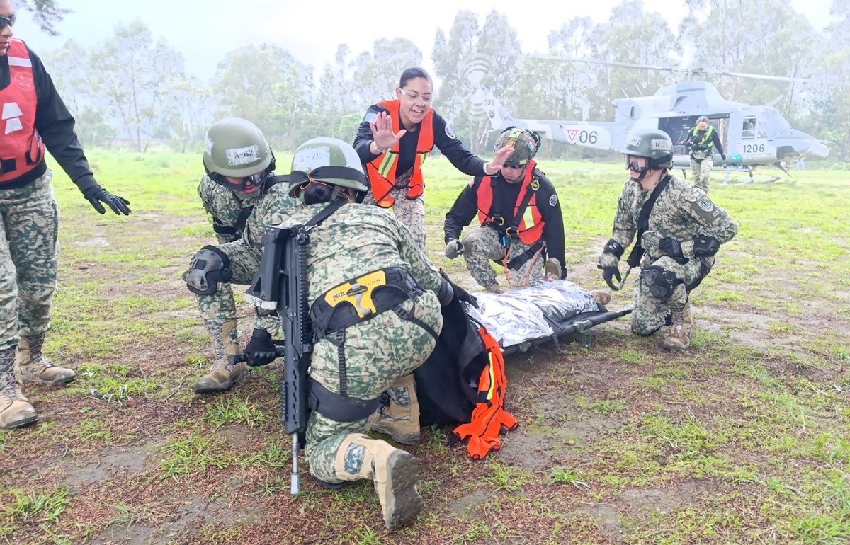 Camillas, aeronaves, y mosquetones, así realizan el adiestramiento del curso de Medicina Táctica Militar