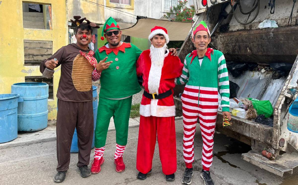Vestidos de Santa y elfos, recolectores de basura recorren Madero. | Erik Saldaña