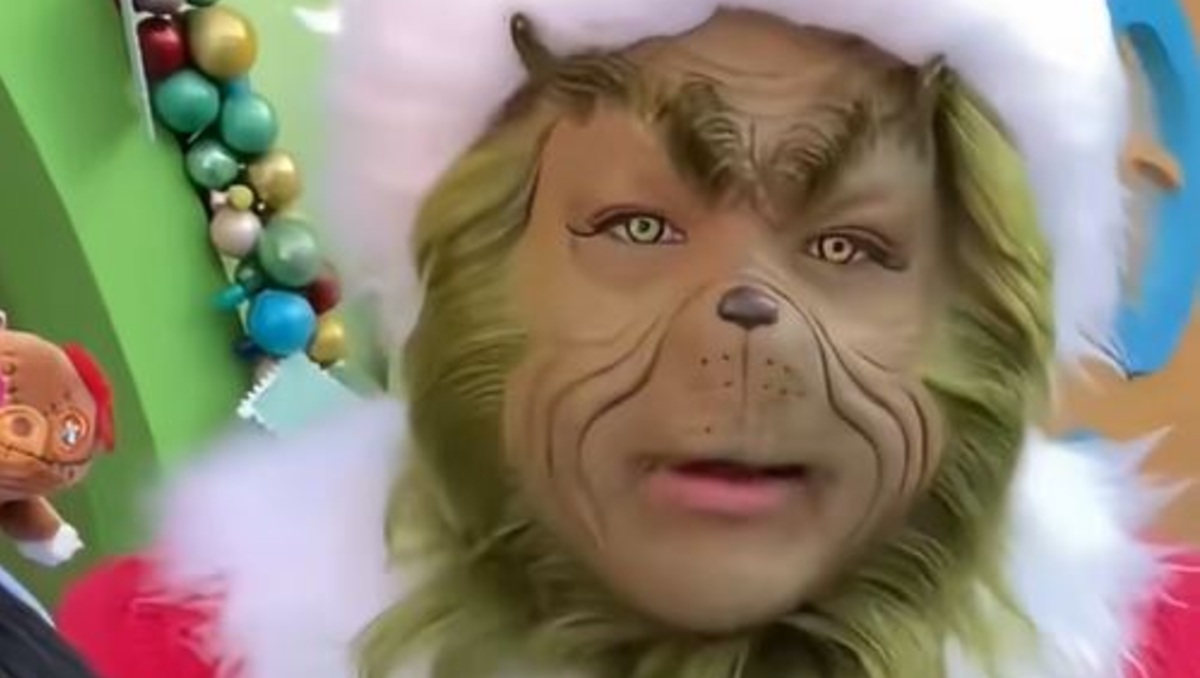 Botarga estadunidense de 'El Grinch' causa sensación por hablar en español: "Yo de menso hablando inglés"