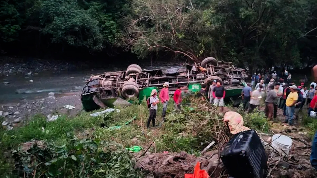 Cae autobús a barranco en Zontecomatlán, Veracruz; reportan heridos y muertos