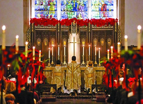 ‘Mucho oro’: el negocio de vestir a los sacerdotes para Navidad