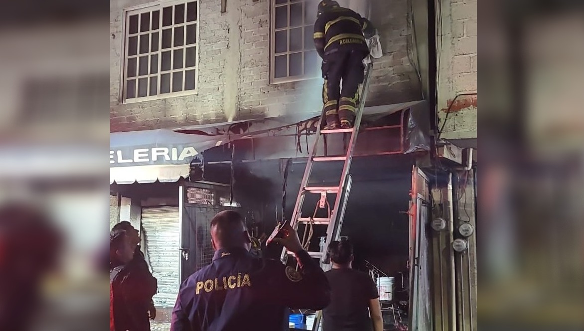 Se rescató a una mujer de 49 años de edad. (Foto: @SGIRPC_CDMX)