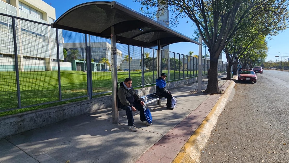 Usuarios de León esperando el transporte. | Guillermo Esquivel