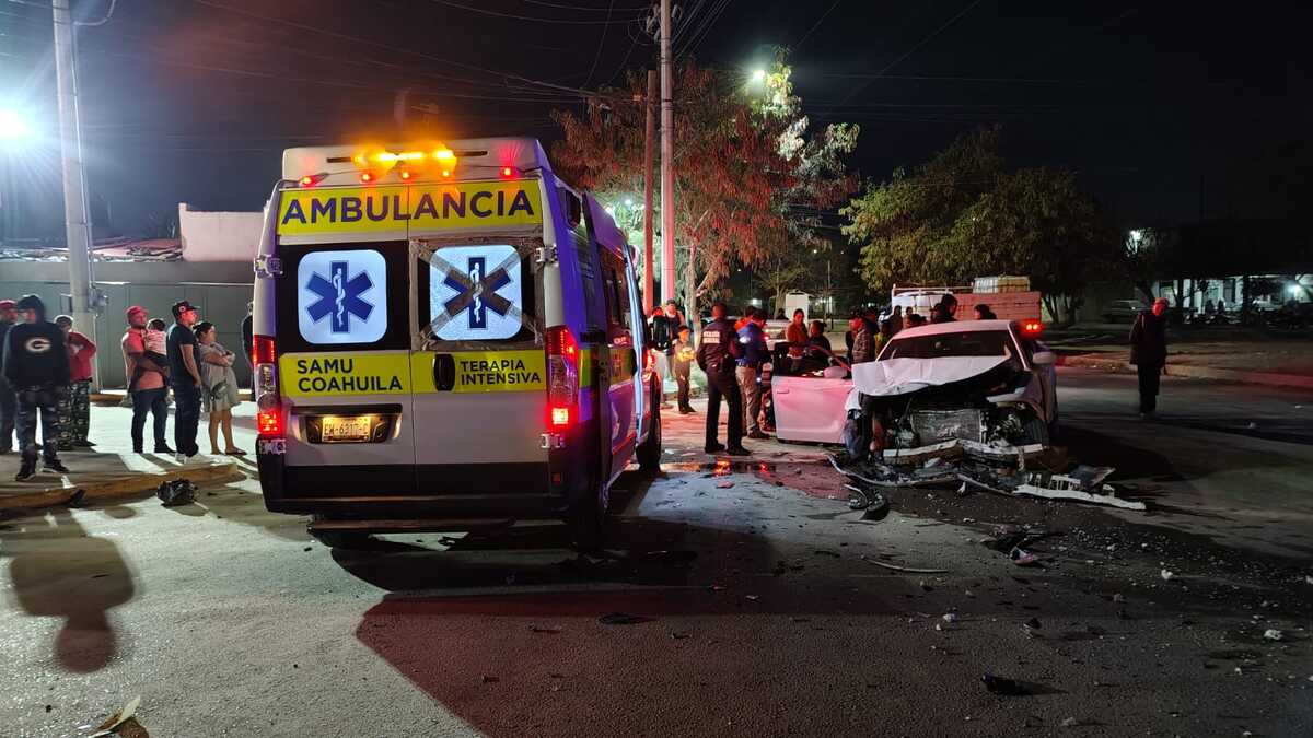 Atoridades estatales investigan la responsabilidad, mientras vecinos del sector exigen señalamientos viales para prevenir más percances.| Especial