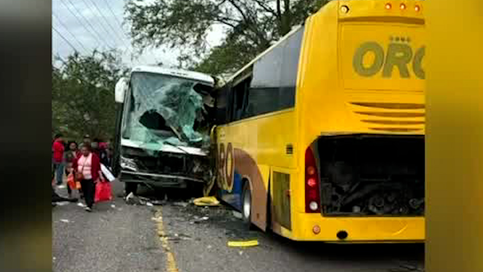 Choque de autobuses en carretera de Guerrero deja dos muertos y 11 heridos
