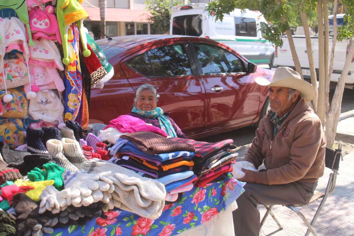 Don Esteban Jiménez y doña Julia Morales mantienen viva la tradición del tejido artesanal en Gómez Palacio.| Rolando Riestra