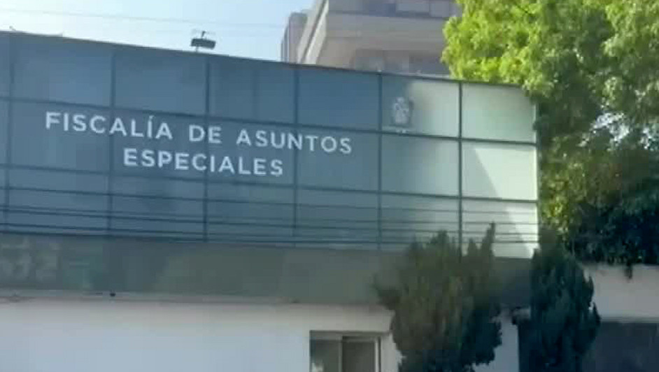 Familiares esperan cuerpos tras caída de jet en Toluca, Edomex