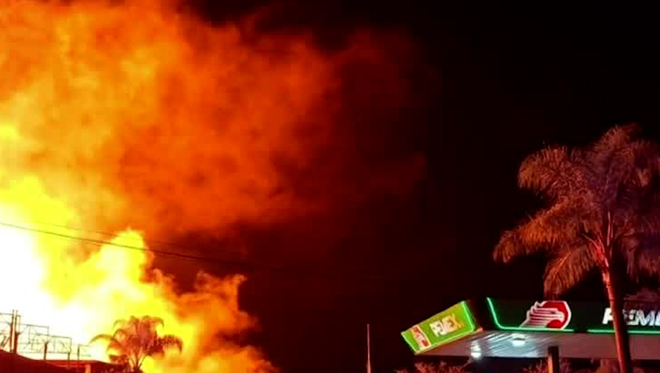 Incendio en bodega de plásticos por pirotecnia en Michoacán