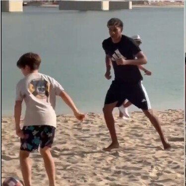 Lamine Yamal sorprende a niños y se une a su reta en una playa en Dubai en épocas navideñas.