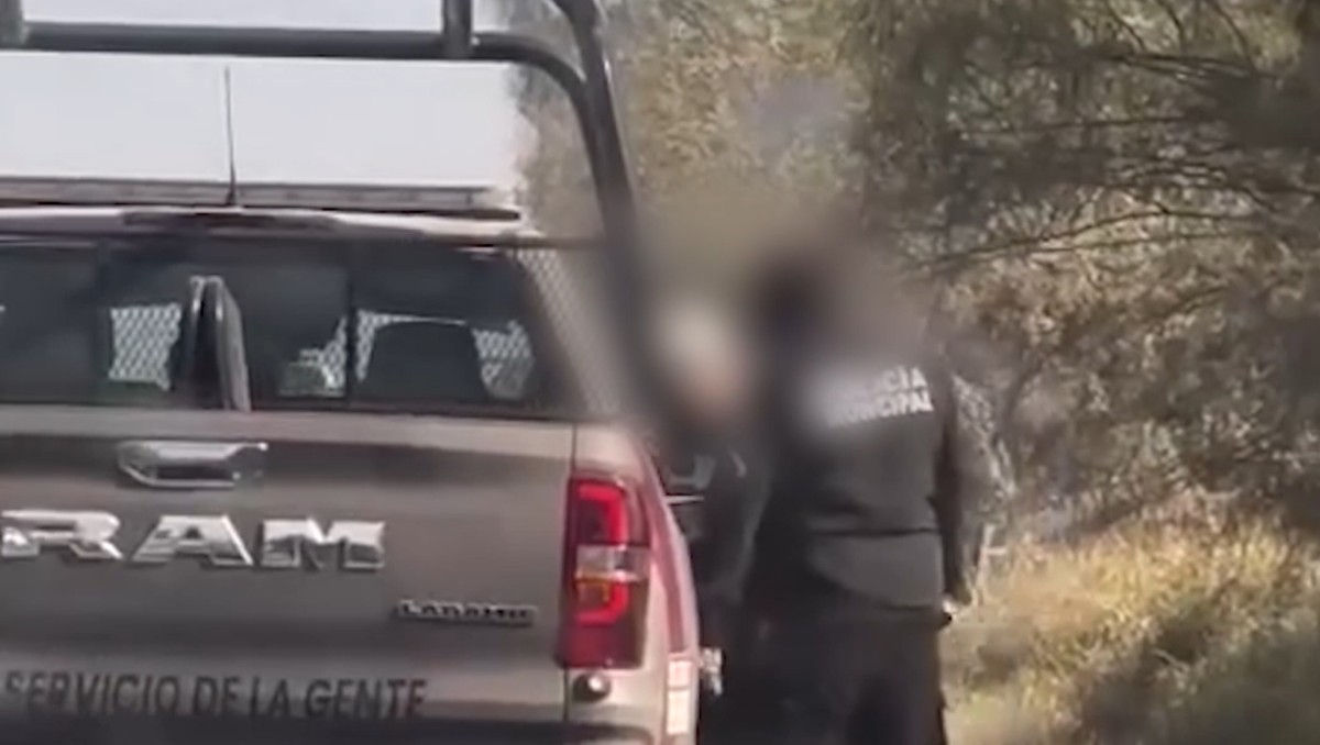 El video causó indignación entre los usuarios de internet, quienes cuestionaron el actuar de los oficiales. | Especial