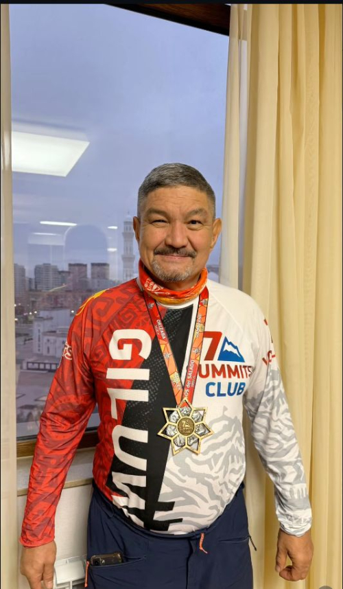 Alpinista kazajo conquista el Pico de Orizaba y cumple reto de los 7 Volcanes del mundo