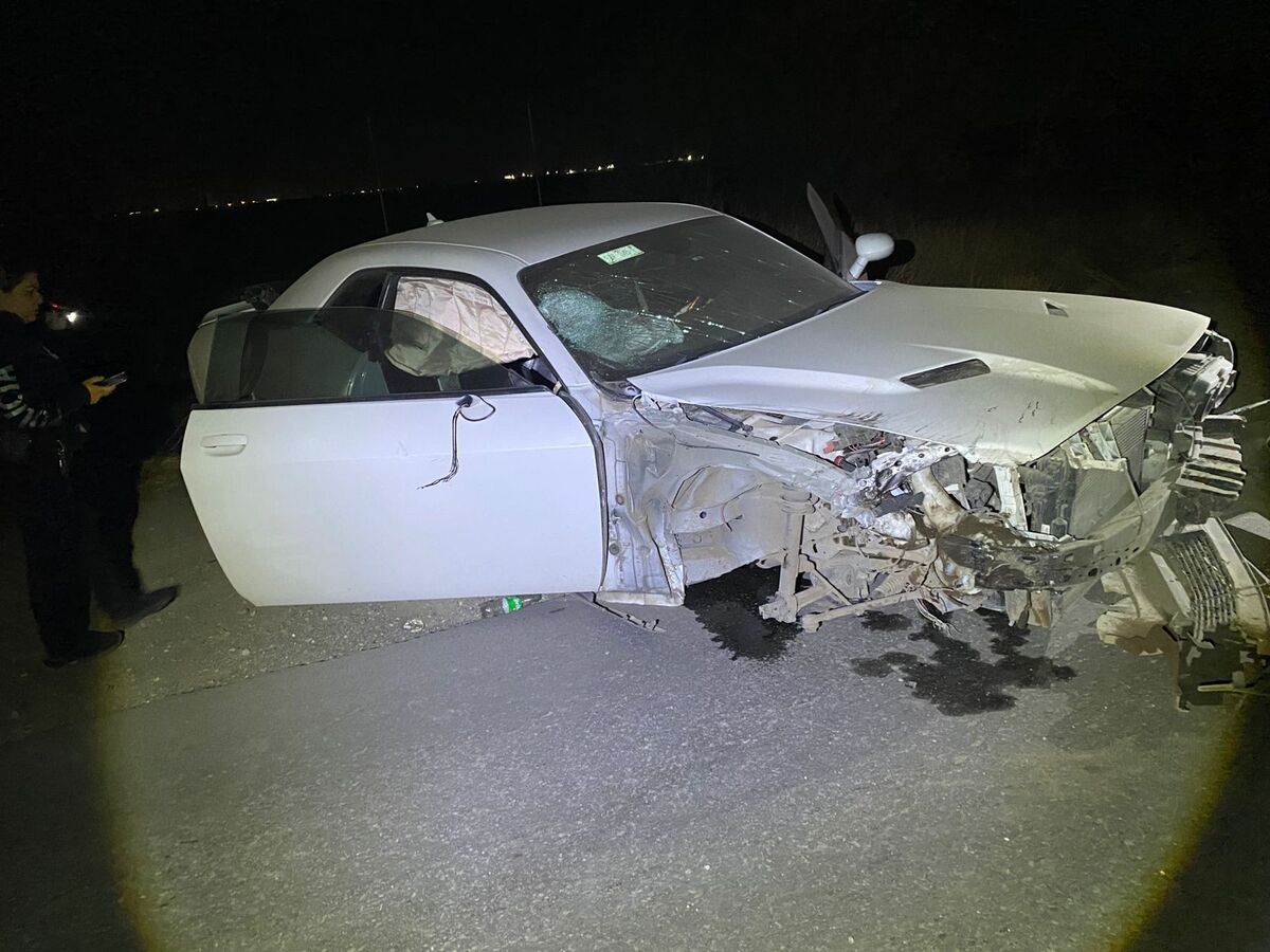 El automóvil involucrado, un Challenger blanco, terminó fuera del camino con el frente completamente destruido tras el impacto. | Especial