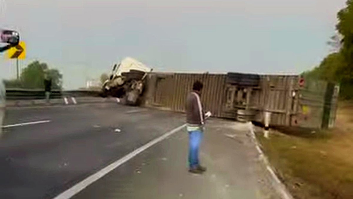 Celaya: volcadura de tráiler provoca cierre total de carretera | Especial