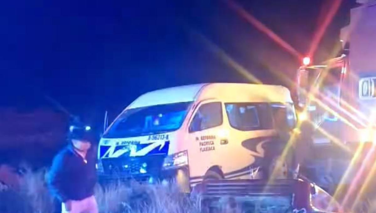 Un choque ocurrido de madrugada en la recta a Zinacatepec, Puebla, dejó nueve integrantes de un grupo musical lesionados. Foto: Carolina Espinosa