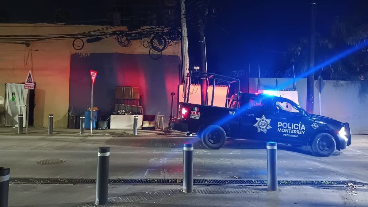 Elementos de Cruz Roja acudieron al lugar para atender y trasladar al hombre al Hospital Universitario. Lolita Lastra