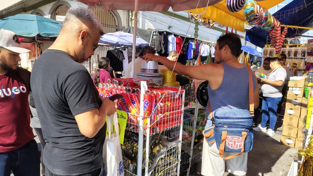 Se espera que en los últimos cuatro días del año la calle de Colegio Civil luzca a reventar . Orlando Maldonado