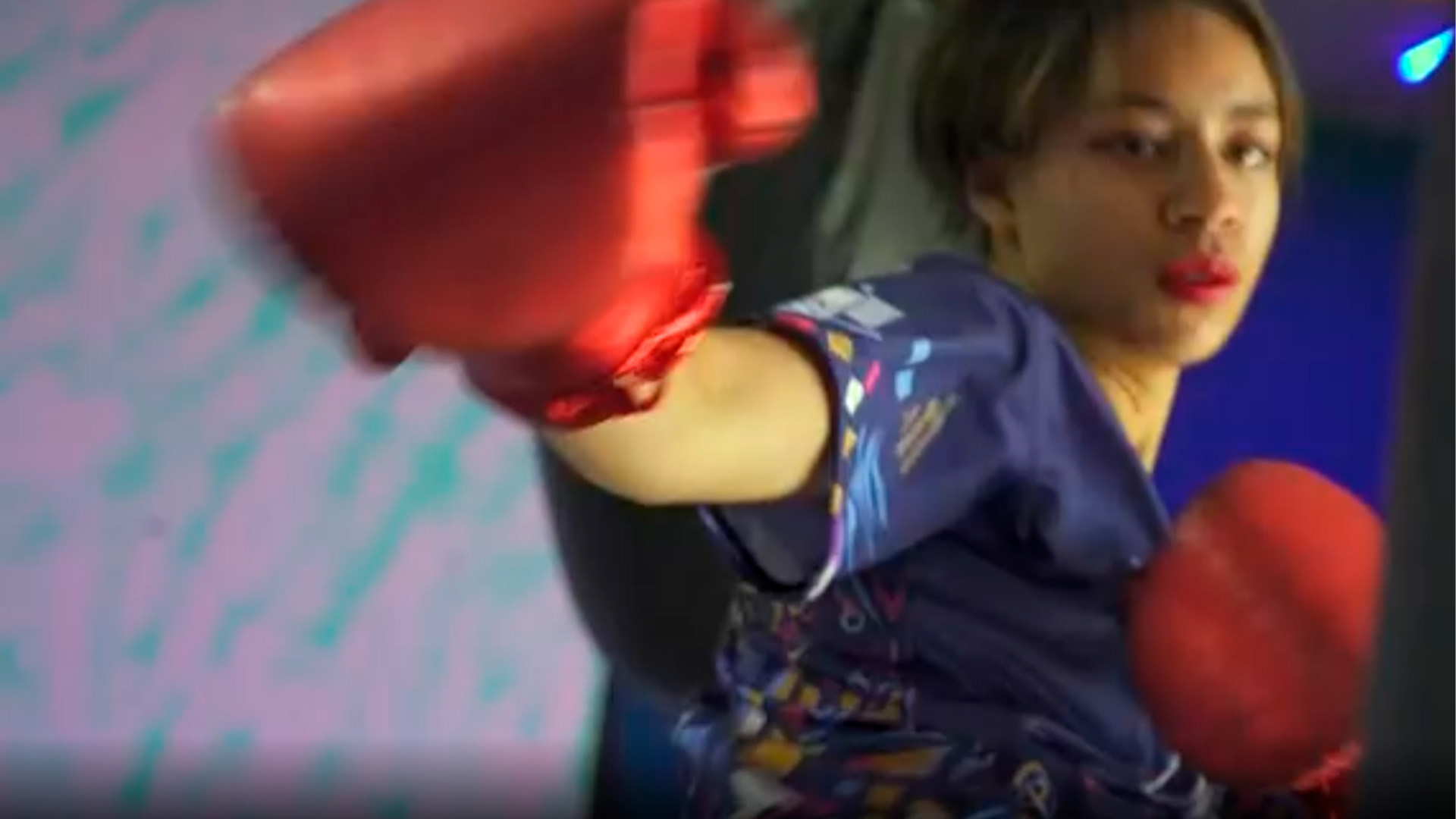 Estudiante de la UNAM fusiona arte y kickboxing