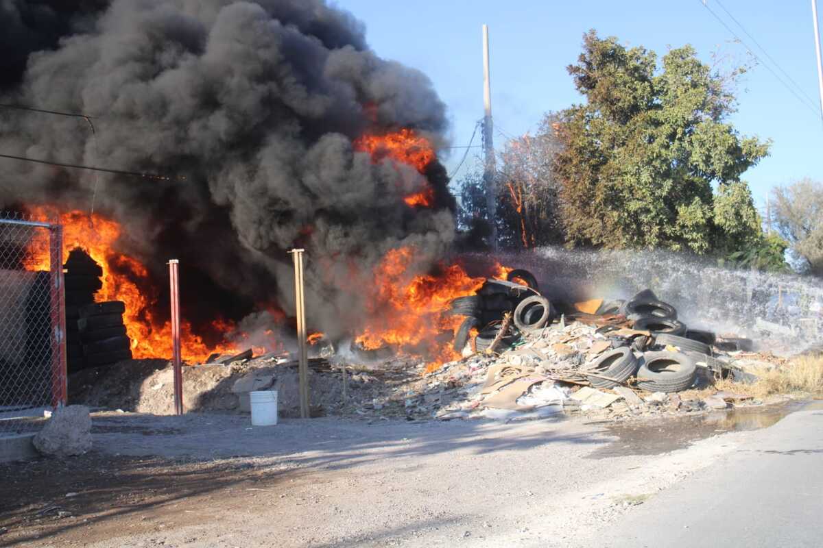 En Gómez Palacio, incendio consume llantas, muebles y basura. (Rolando Riestra)