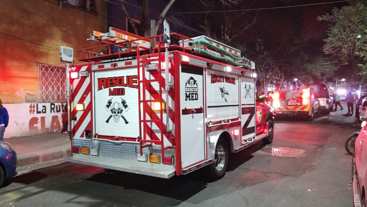 Un hombre presuntamente intentó incendiar su departamento en la colonia Obrera, lo que generó movilización de emergencia. Foto: Juan Carlos Gutiérrez