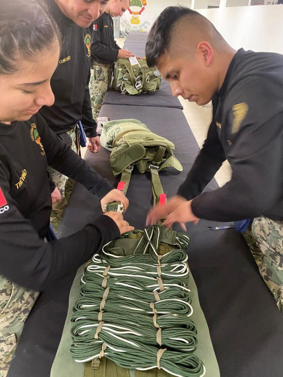 Impartición de cursos de paracaidismo para personal naval
