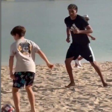 Lamine Yamal sorprende a niños y se une a su reta en una playa en Dubai en épocas navideñas.