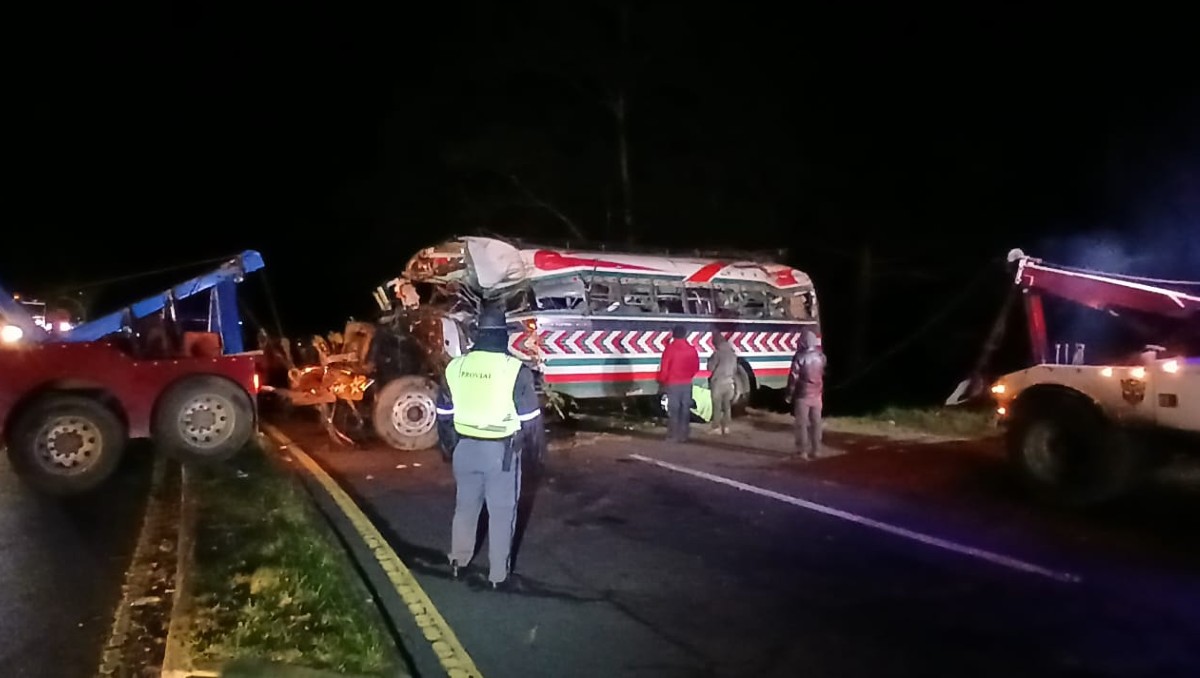 Mueren 15 personas por volcadura de camioneta en Guatemala