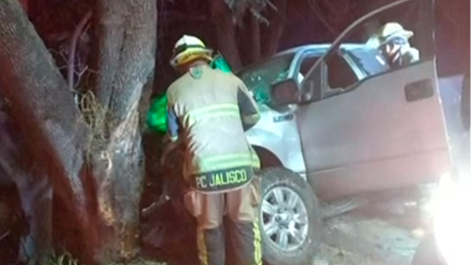 Accidente en carretera de Jalisco deja un muerto tras choque contra un árbol