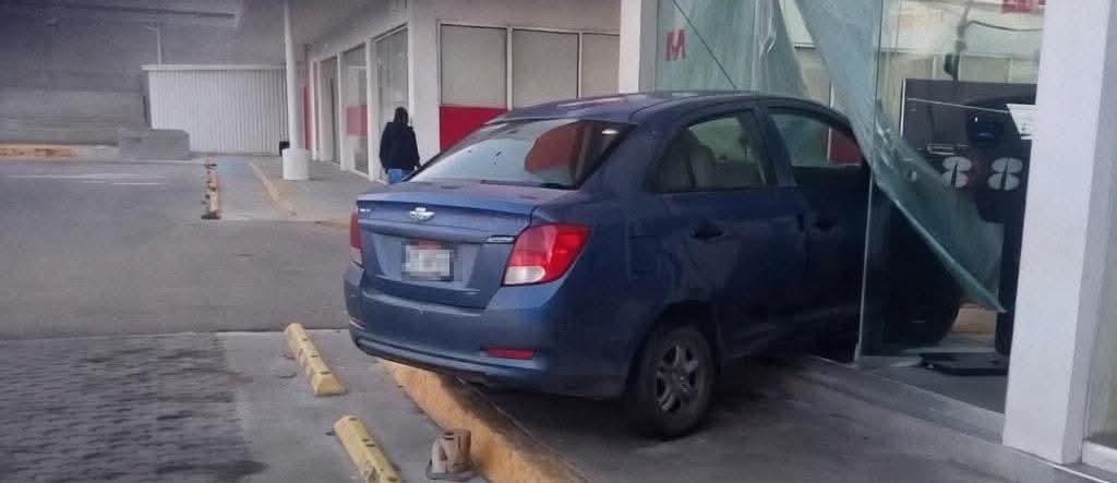 Automóvil termina dentro de sucursal bancaria en Mineral de la Reforma.
