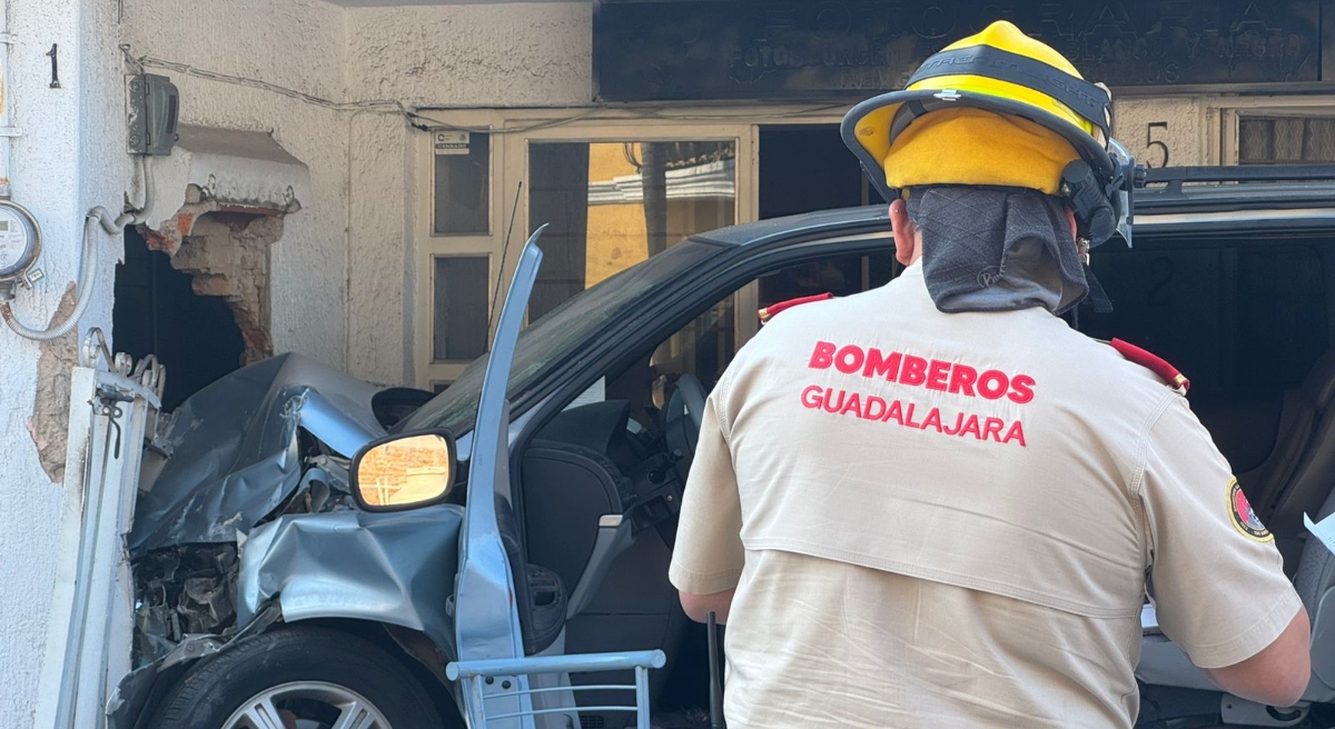 Bomberos de Guadalajara auxiliaron a los lesionados (Foto: Alan Castellanos)