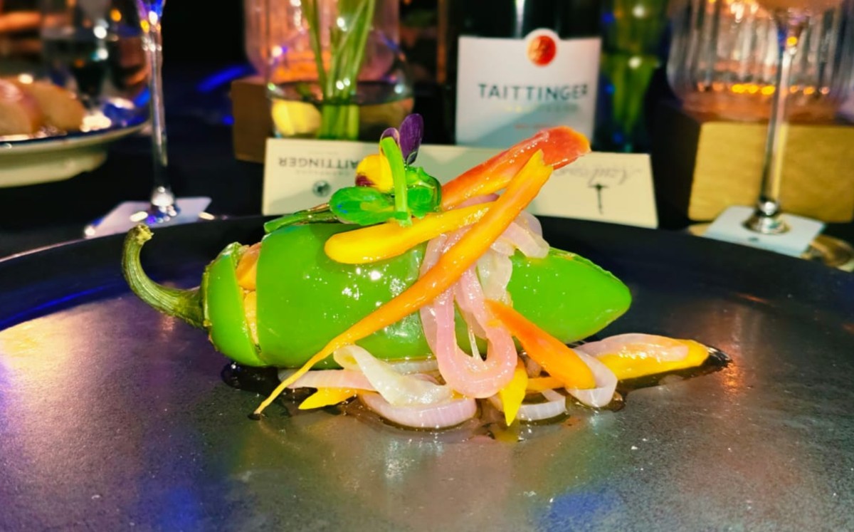 Chile jalapeño relleno para iniciar la fiesta de sabores en Azulisimo. Foto: Adriana Jiménez