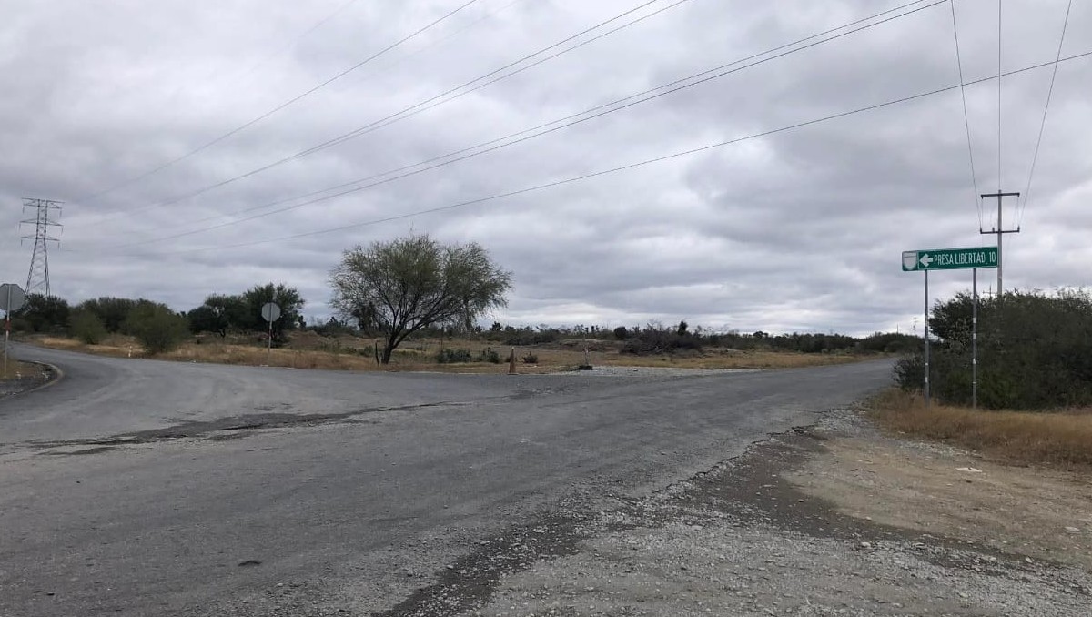 El cuerpo fue localizado en una brecha que conduce a un ejido de Linares. Foto: Martha Zamora