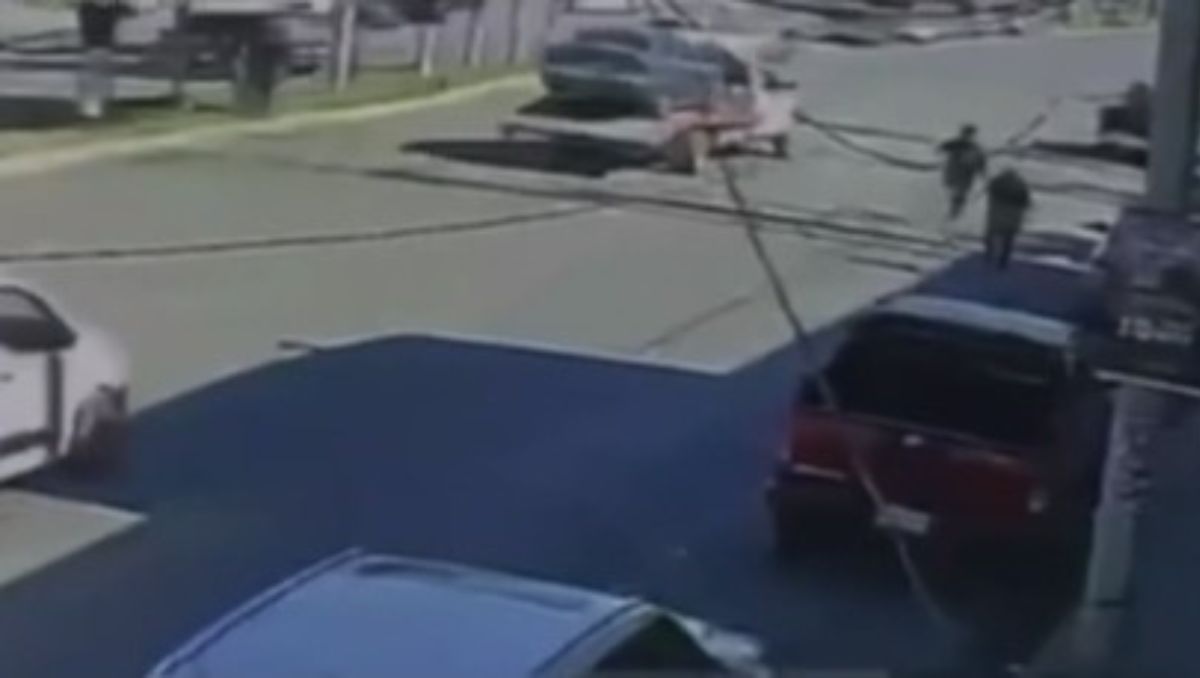 El presunto ladrón fue arrollado por una camioneta. | Especial