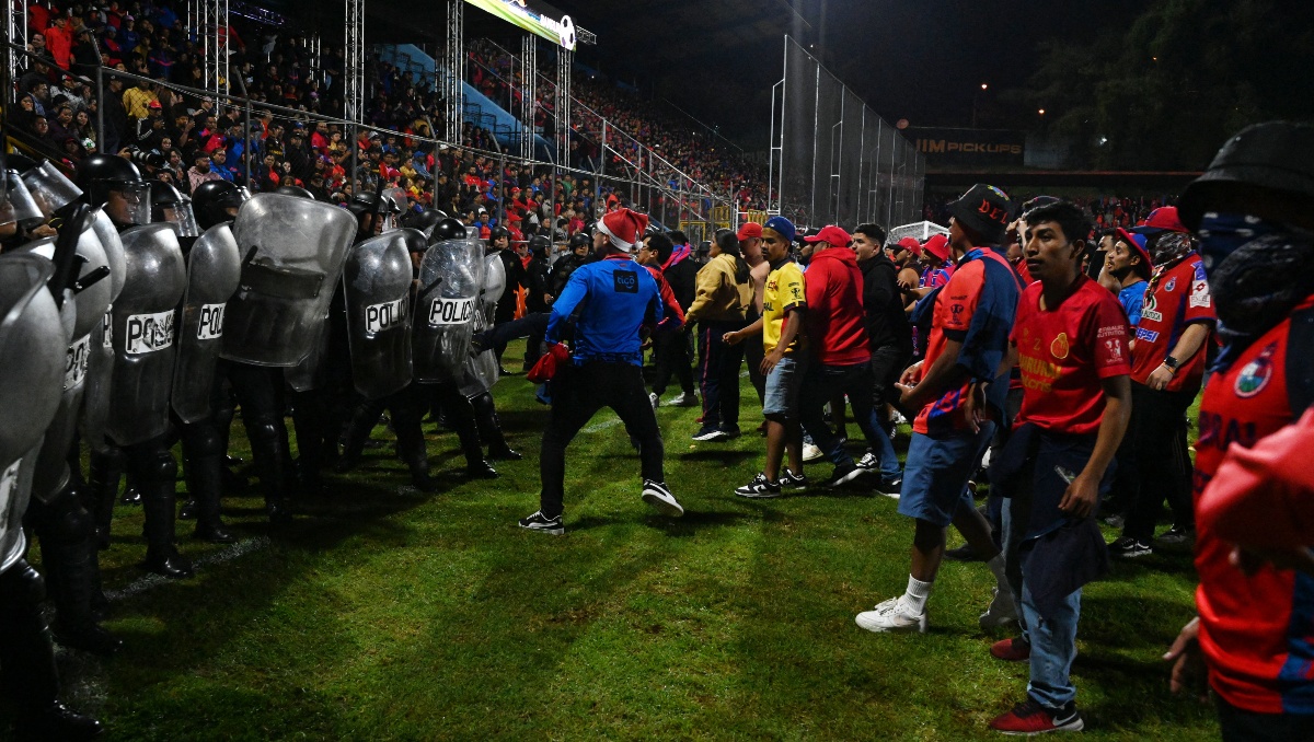 Final de futbol en la Liga de Guatemala termina en batalla campal dentro de la cancha (AFP)