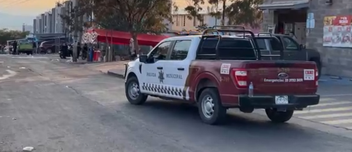 Policías municipales de El Salto se hicieron presentes en el lugar del homicidio (Foto: Alan Castellanos)