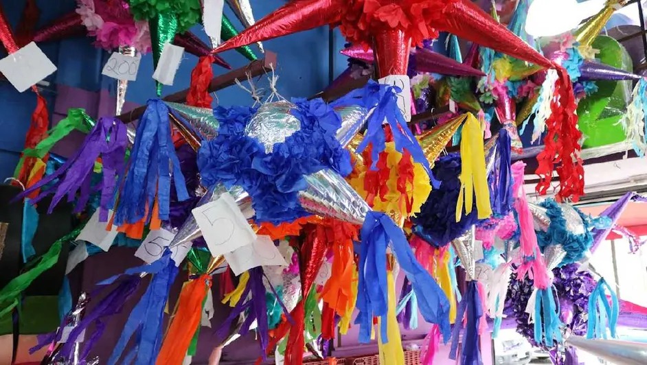 Reportan altas ventas de piñatas de siete picos previo a Año Nuevo