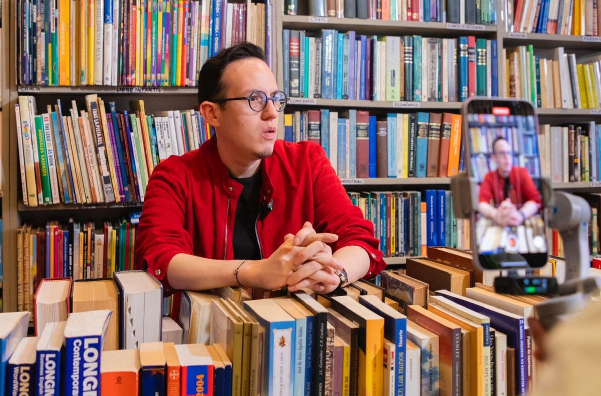 Adrián Chávez, traductor, escritor y divulgador lingüístico | Especial