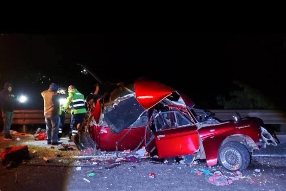 El automóvil quedó deshecho tras el choque ocurrido en la carretera México–Tuxpan.