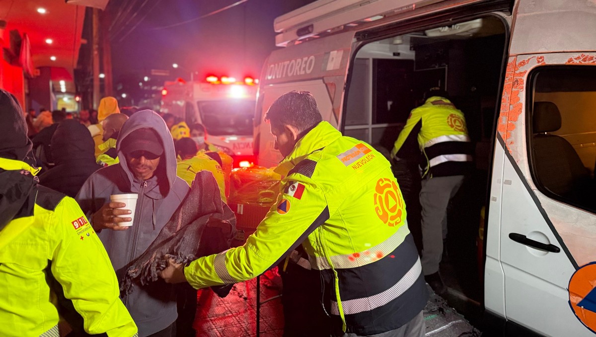 Autoridades entregaron bebidas calientes y cobertores. Foto: Mayte Villasana