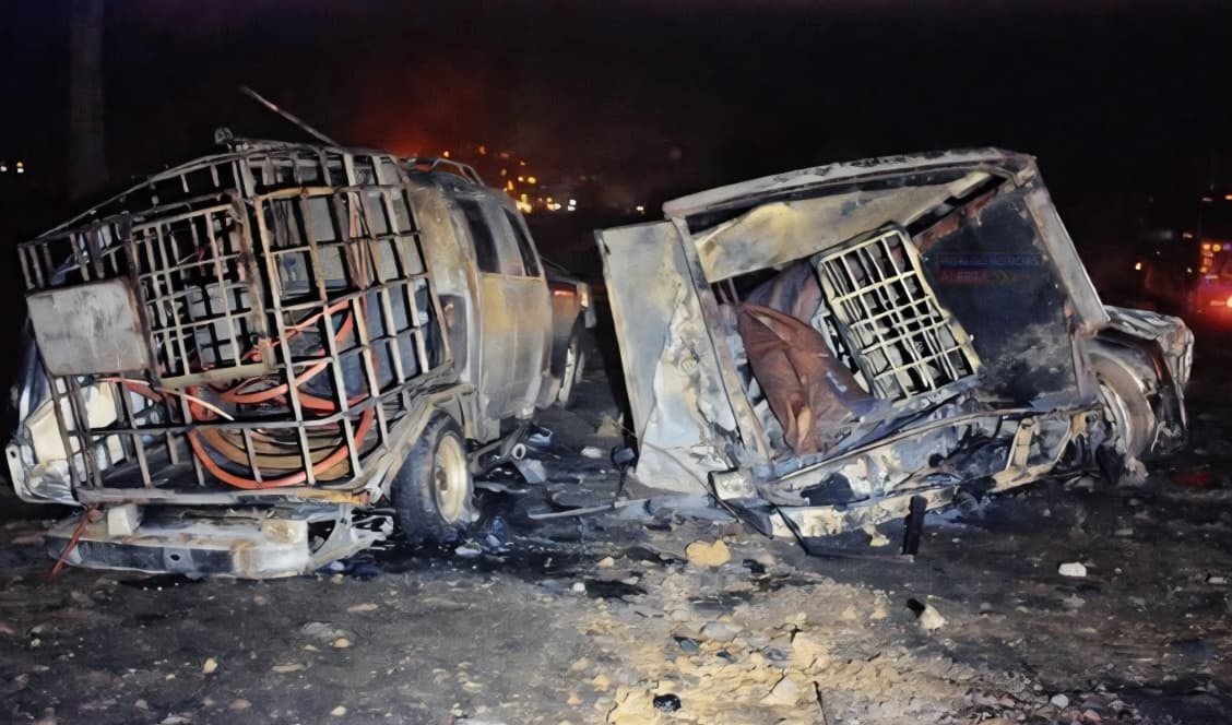 Las camionetas quedaron completamente calcinadas tras el incendio ocurrido en una zona de ductos de San Agustín Tlaxiaca.