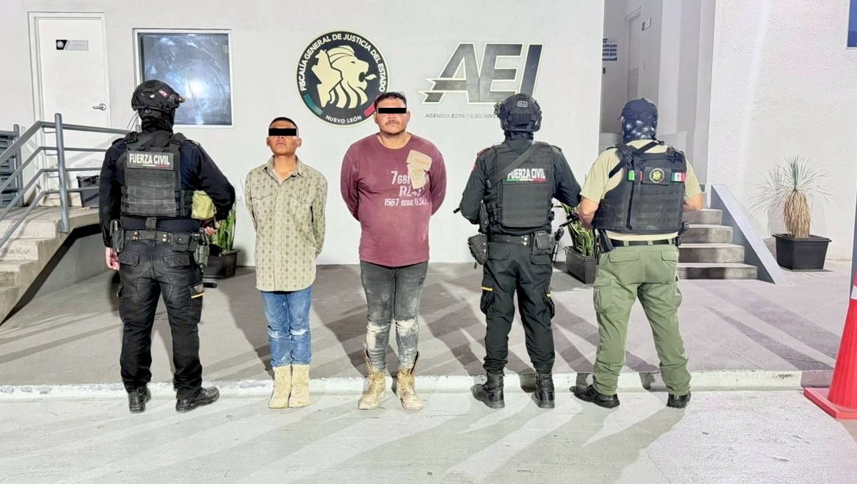 Ambos fueron capturados cuando arrojaban “poncha llantas” sobre la Carretera 57. Foto: Especial