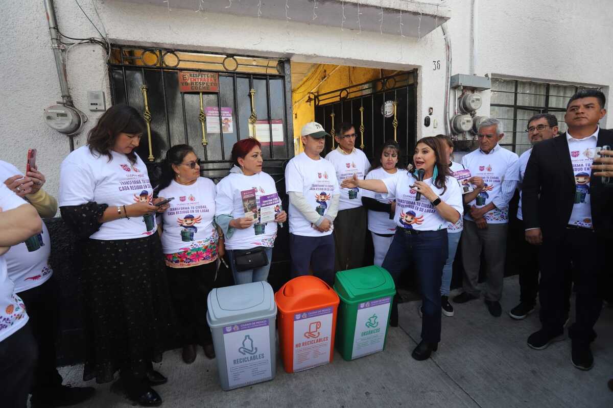 Clara Brugada entregará tres botes a las familias para separar los residuos. | Javier Ríos