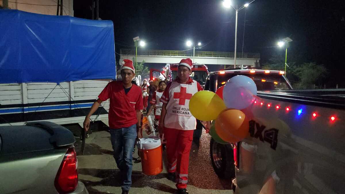 Cruz Roja Huejutla realizó entrega de juguetes en colonias y hospitales