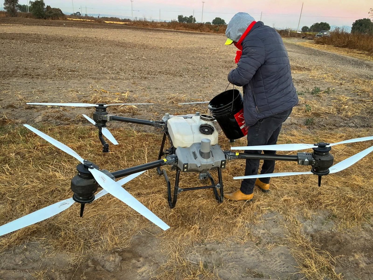 El dron agrícola fue utilizado en un predio cercano al fraccionamiento Florencia, en Tizayuca.