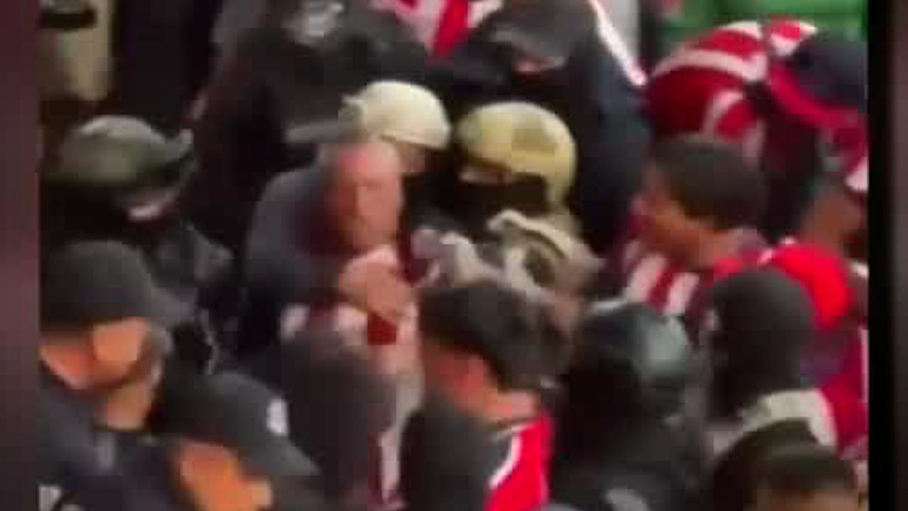 Enfrentamiento entre porras en Irapuato vs Chivas deja heridos en Guanajuato